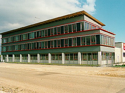 Bild Neubau eines Büro-, Lager- und Werkstattgebäudes mit Tiefgarage der Firma Täumer in München Fröttmaning, Referenz Projekt für Kurt Holley, Dipl. Ing. Architekt, Landschaftsarchitekt und Stadtplaner, BA
